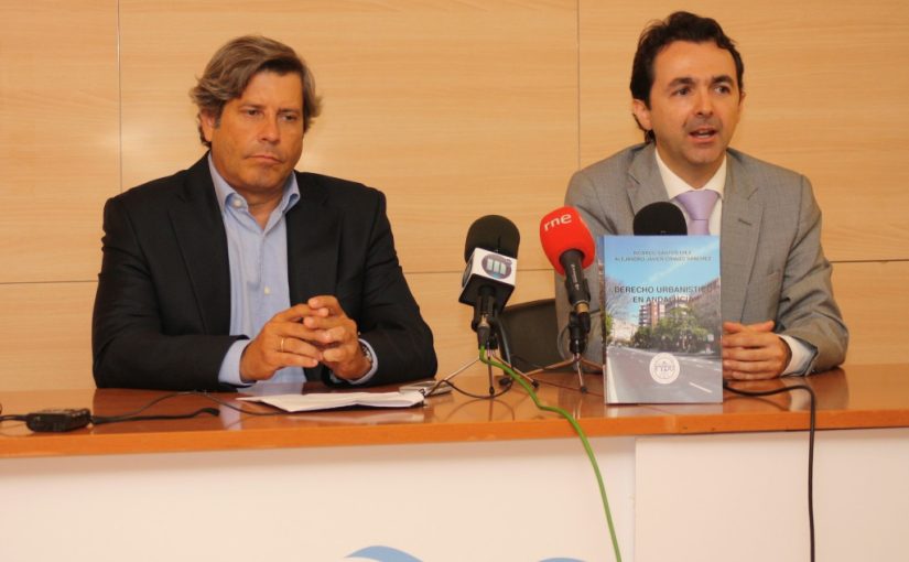Se presenta el manual del curso de urbanismo «Derecho Urbanístico en Andalucía», escrito por Ricardo Santos y Alejandro Criado