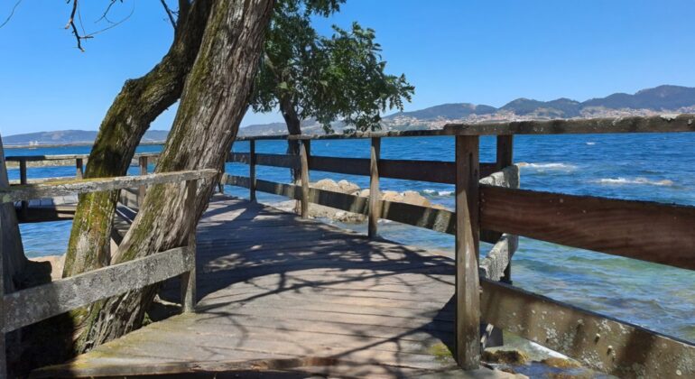Vigo mejora el acceso litoral de Fontaíña con una nueva pasarela de madera